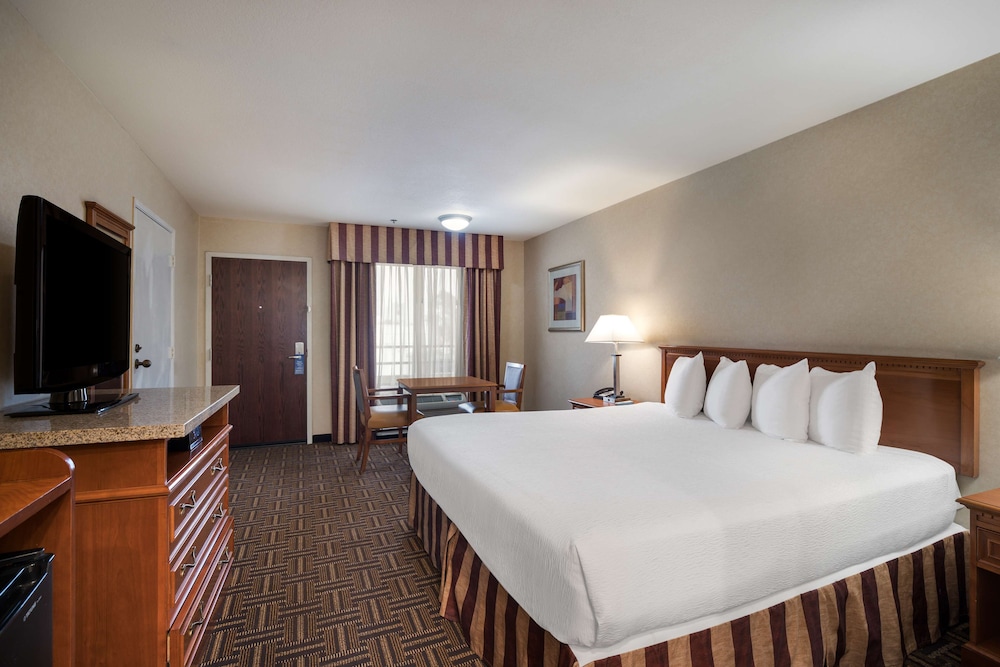 Deluxe Room, 1 King Bed, Non Smoking, Refrigerator & Microwave - Photo 1