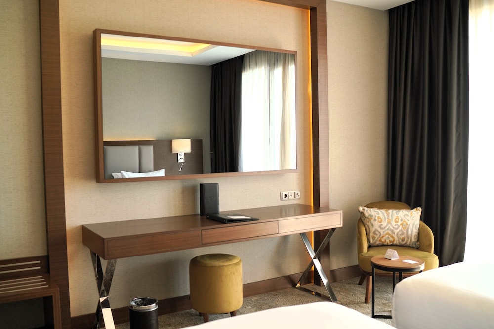Junior Suite, 1 King Bed with Sofa bed, Balcony photo 3