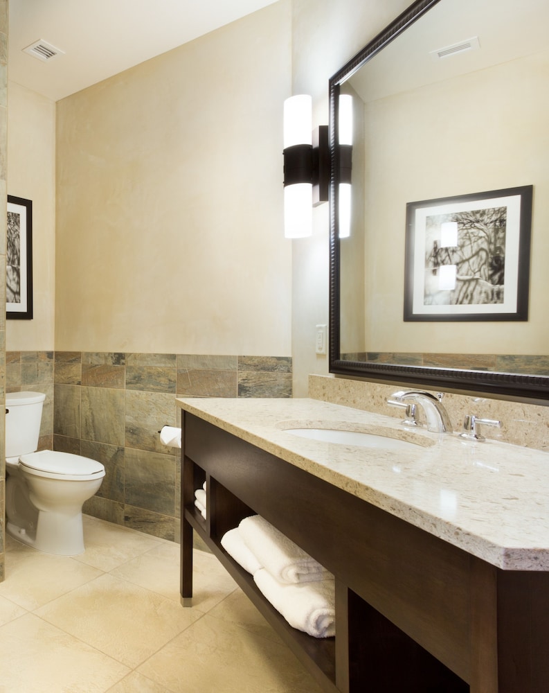 Deluxe Room, 1 King Bed, Refrigerator & Microwave (Upper Floor) photo 3
