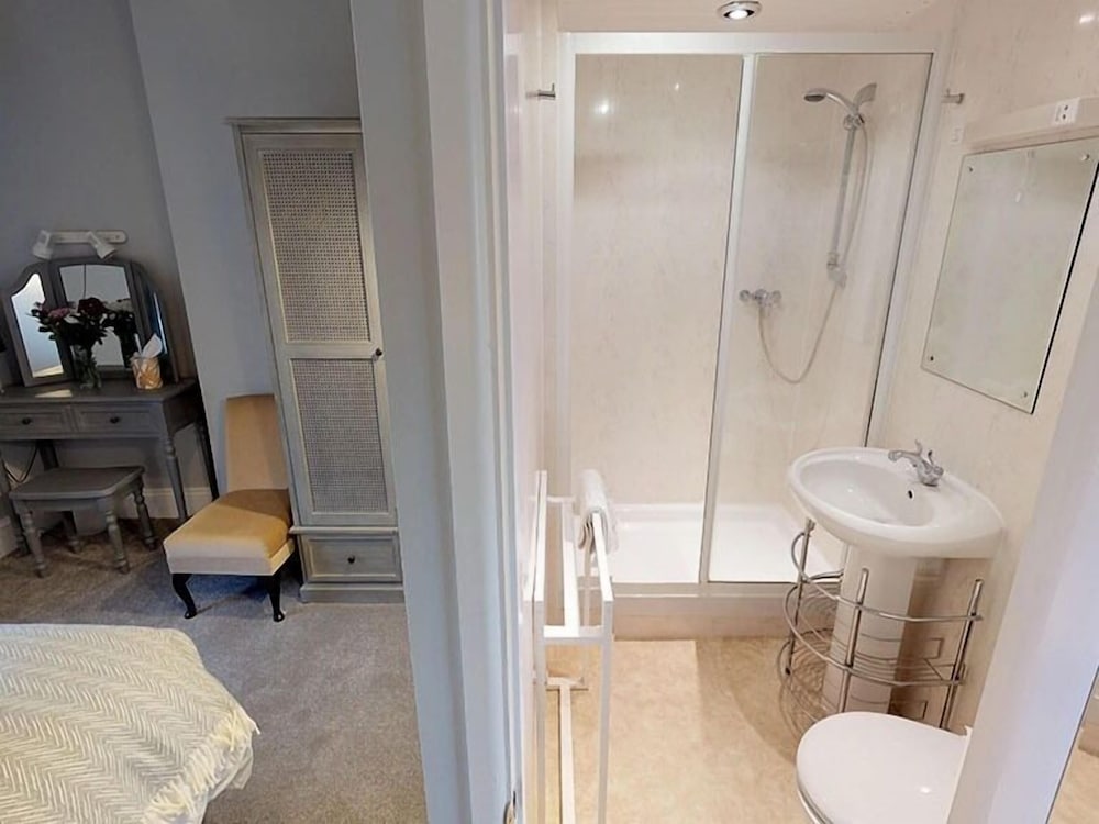 Luxury Double Room, Ensuite, Sea View (Midships King) photo 3