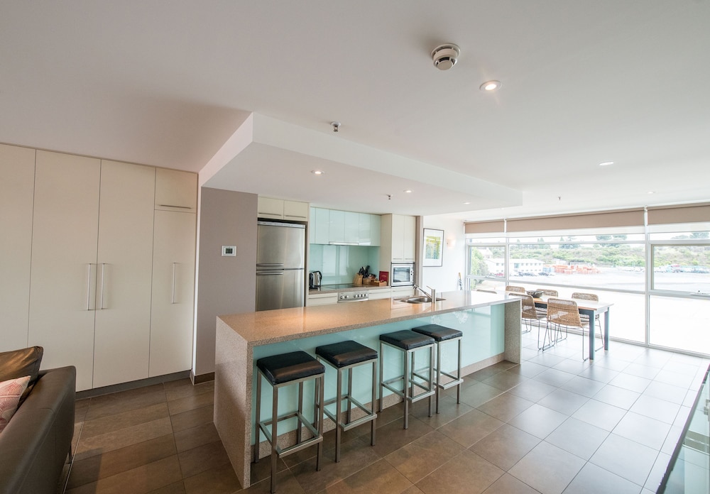 Two Bedroom Sub-Penthouse - IXL Apartments photo 2