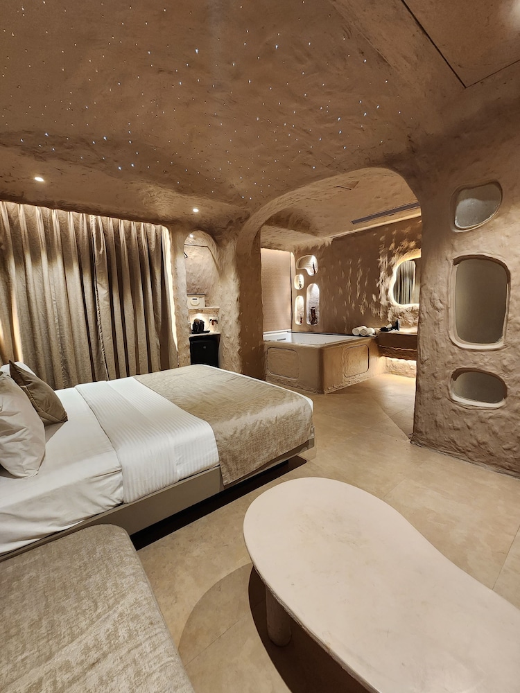 Cave Room with Grand Jacuzzi - Photo 5