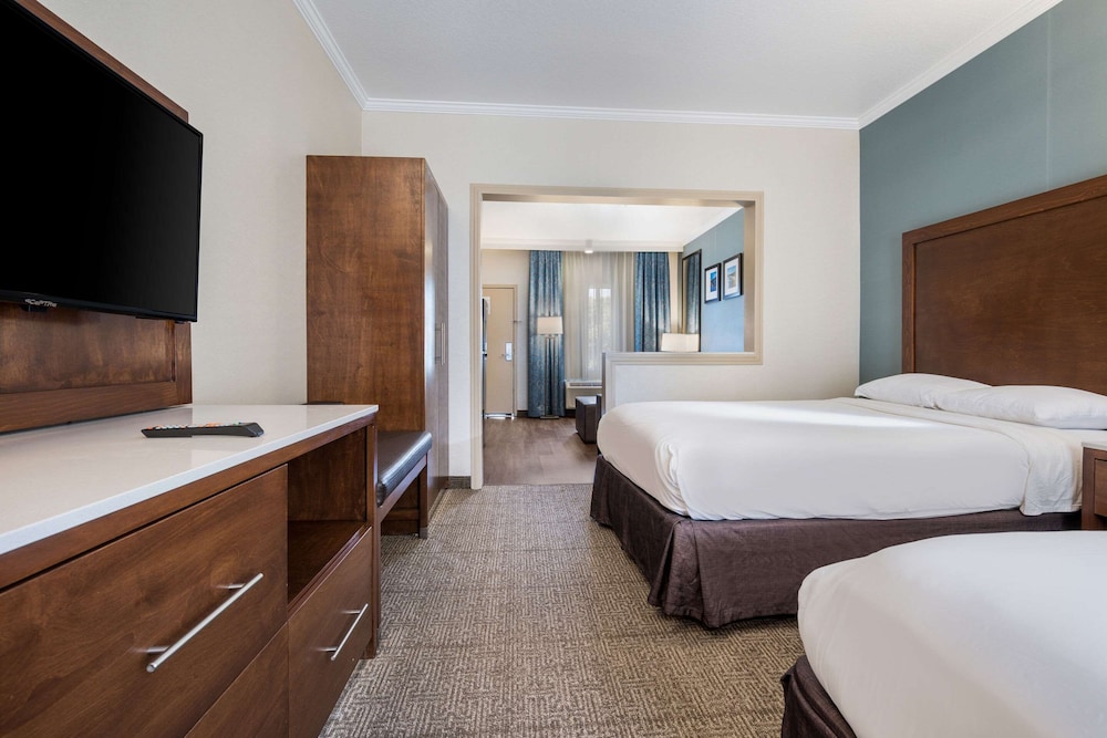 Suite, 2 Double Beds, Non Smoking, Pool View - Photo 11