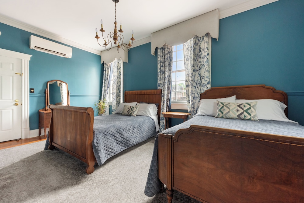 Double or Twin Room, Multiple Beds photo 3