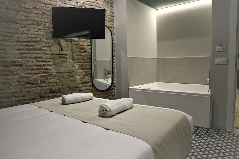 Double Room, Hot Tub - Photo 8