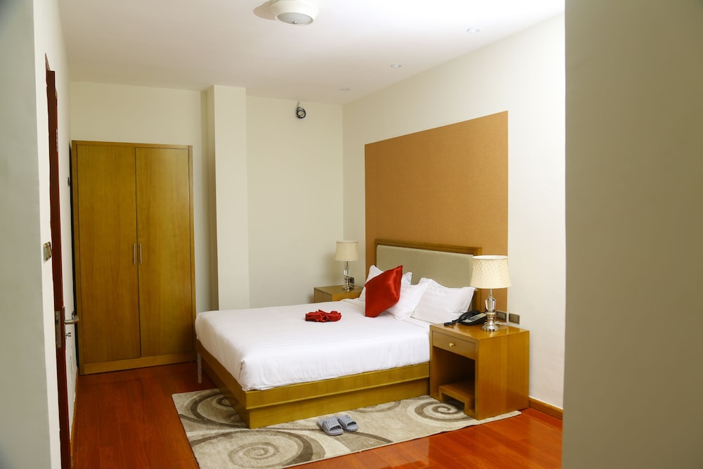 Business Suite, 1 King Bed, Accessible, Lake View