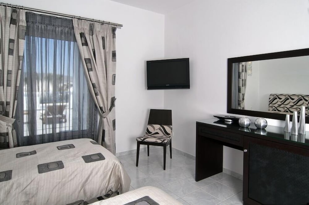 Deluxe Twin Room, Multiple Beds - Photo 5