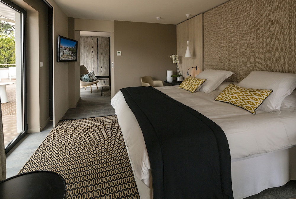 Executive Suite, Hot Tub