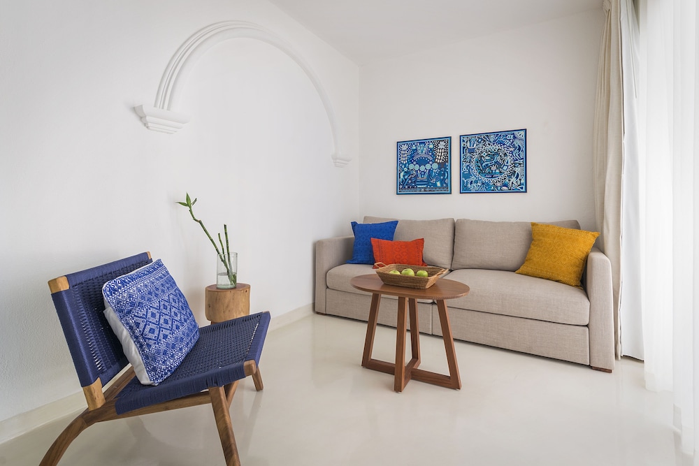 One Bedroom Oceanfront thumbnail 6