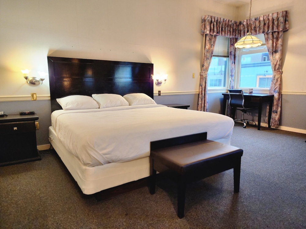 Deluxe Room, 1 King Bed, Jetted Tub photo 1