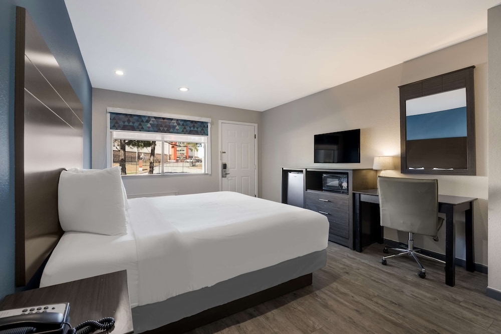 Standard Room, 1 King Bed, Accessible, Kitchenette photo 1