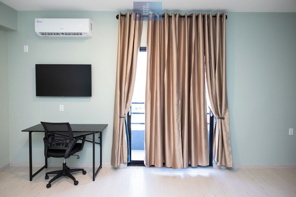Apt 17 Studio Double Beds, (window, Floor 3) photo 3
