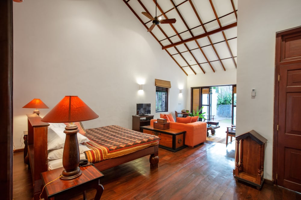 Suite, 1 King Bed, Garden View, Garden Area