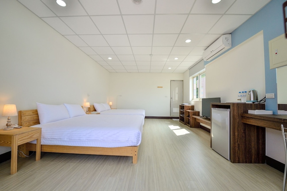 Standard Quadruple Room, 2 Queen Beds, Non Smoking photo 3