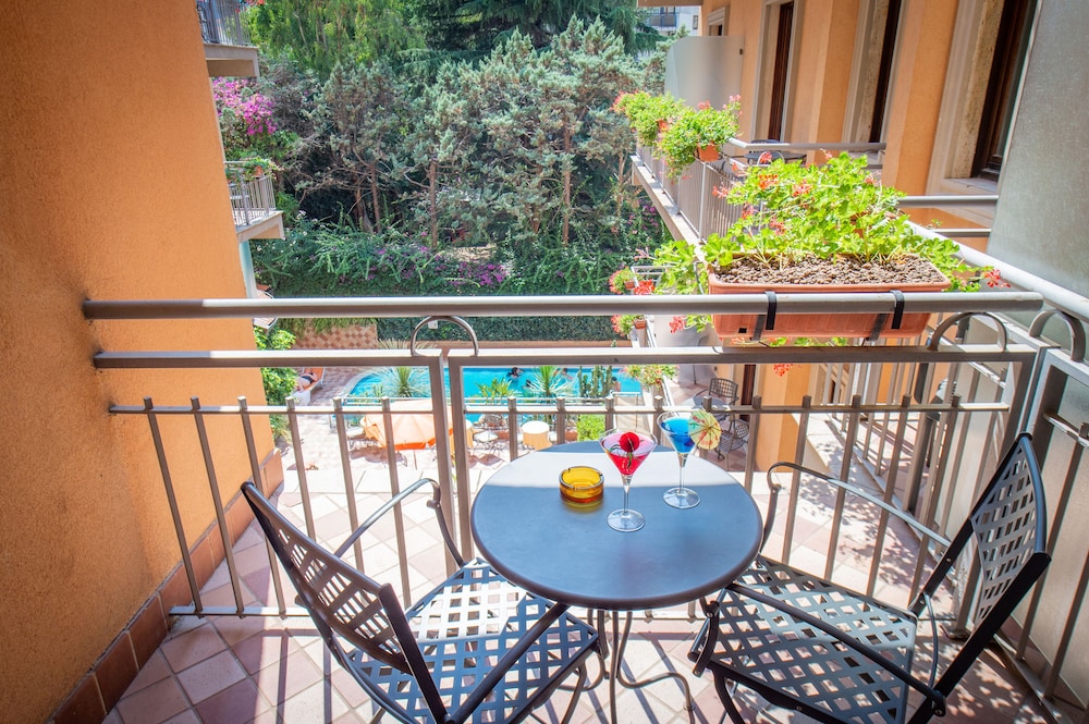 Classic Double or Twin Room, Balcony, Pool View thumbnail 5