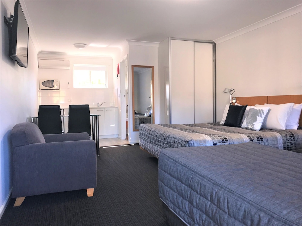 Deluxe Family Room, Kitchenette photo 2