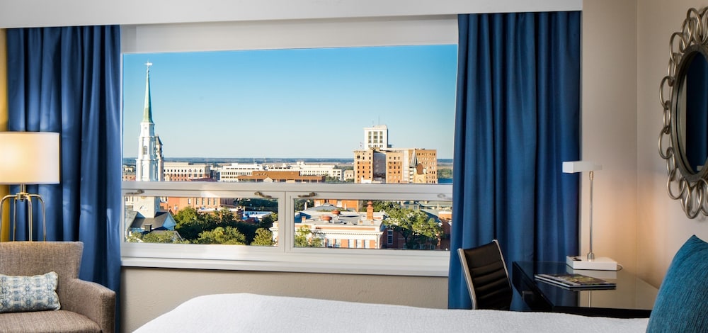 Executive Room, 1 King Bed, City View