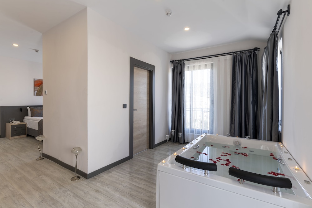 Honeymoon Double Room, 1 Queen Bed, Hot Tub, City View