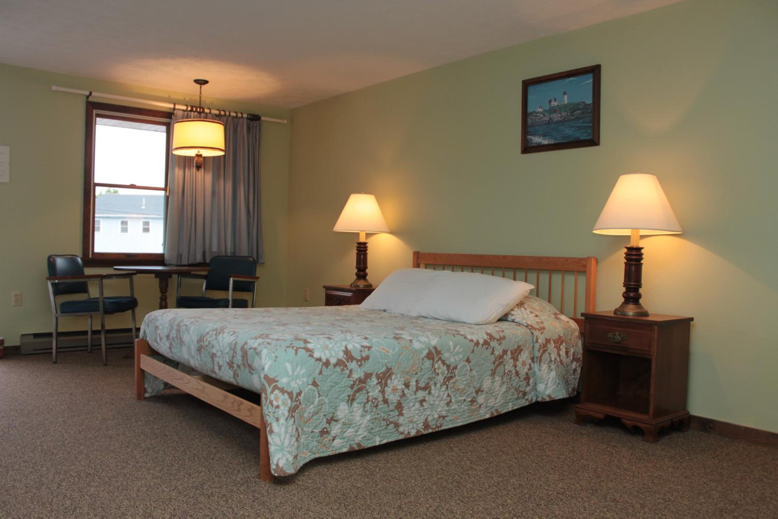Motel Room One Queen Bed - with Air Conditioning (no pets +no smoking)