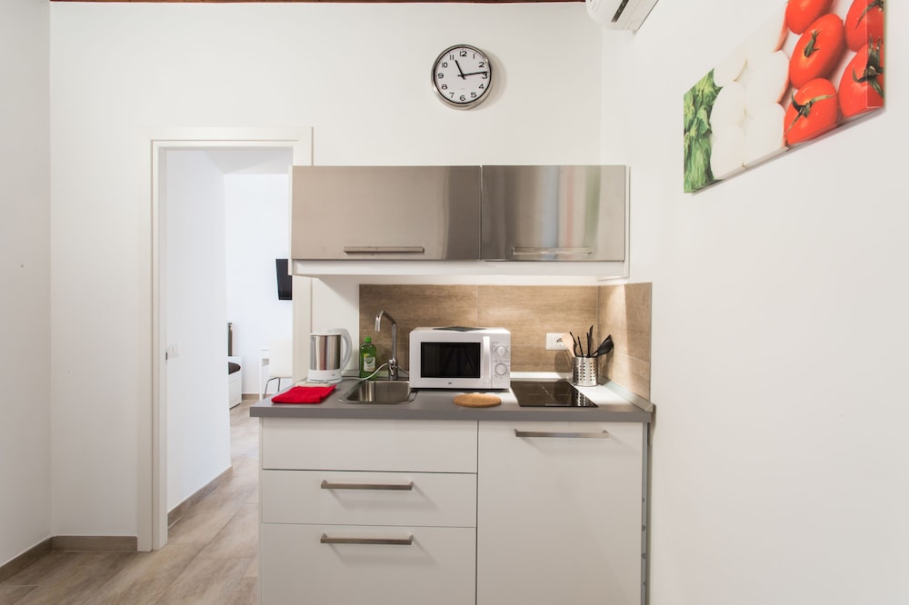 Family Apartment, Private Bathroom, Courtyard View (Via Di San Martino ai Monti, 20/A) photo 3