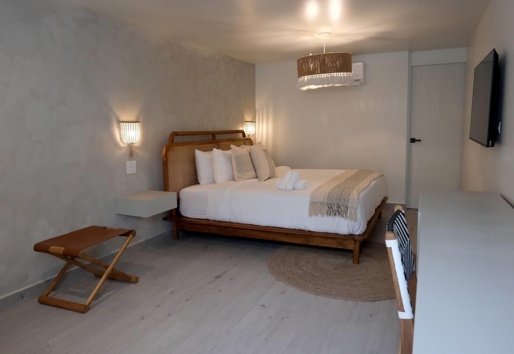 Studio, 1 King Bed, Non Smoking, Kitchenette photo 2