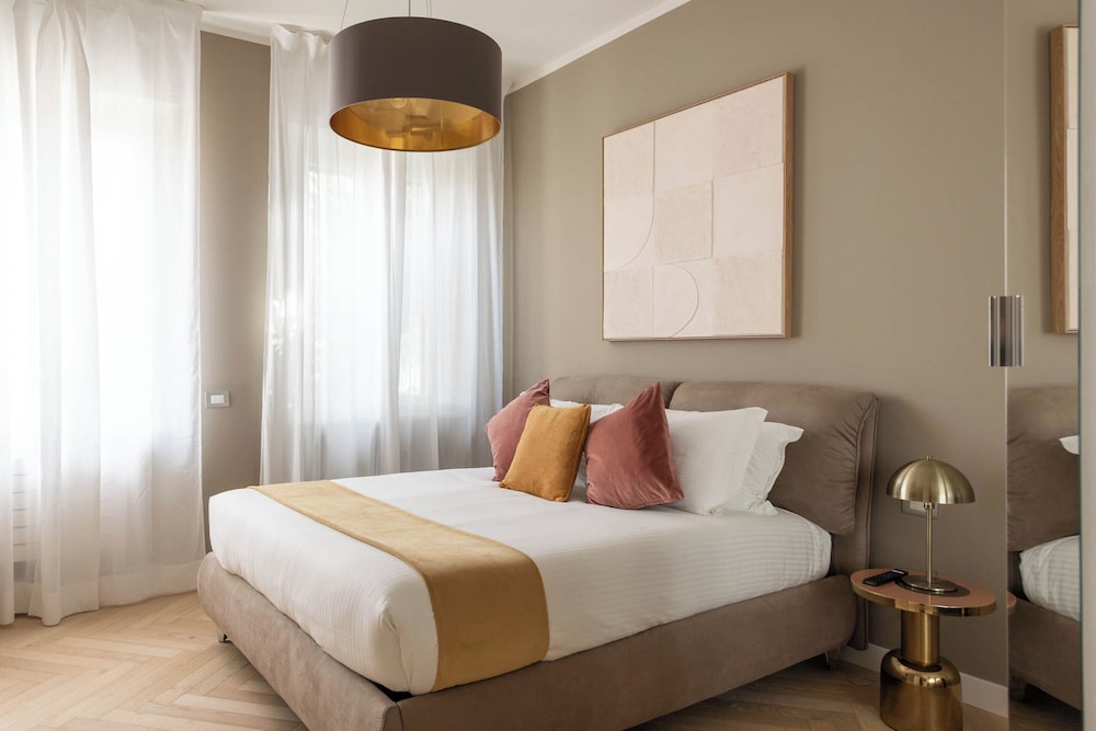 Luxury Apartment, 4 Bedrooms, City View (Via Torino 68)