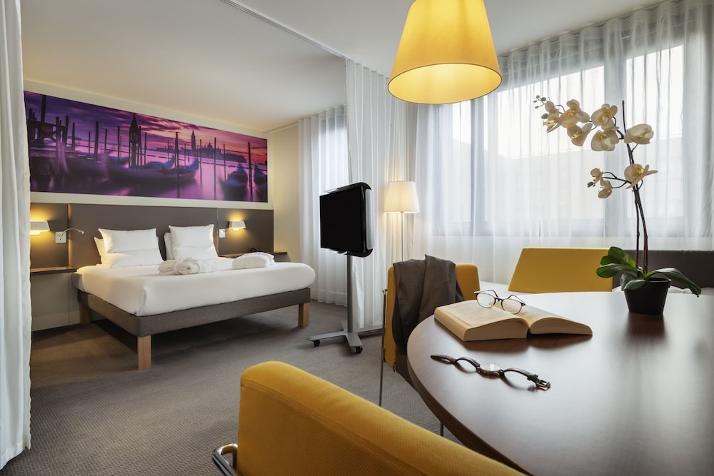 Executive Suite, 1 Queen Bed with Sofa bed - Photo 6