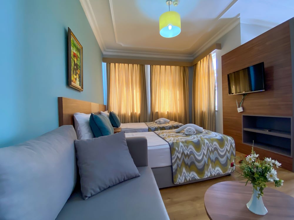 Superior Family Room photo 3