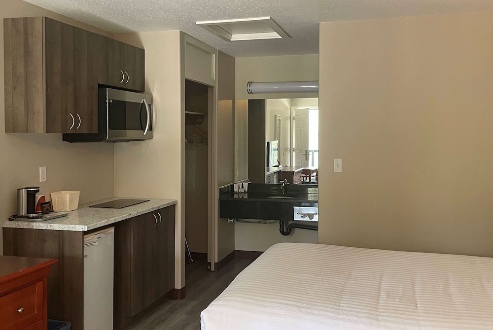 Deluxe Room, 1 Queen Bed, Non Smoking, Jetted Tub