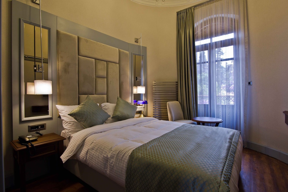 Deluxe Double Room with Balcony - Photo 3