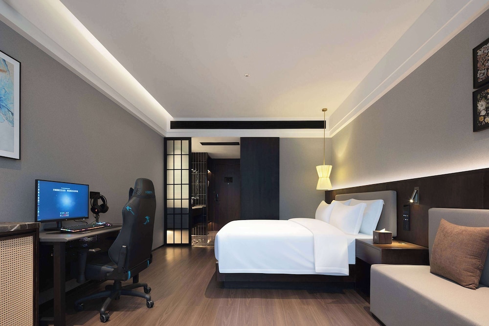 Room, 1 King Bed, Smoking photo 3