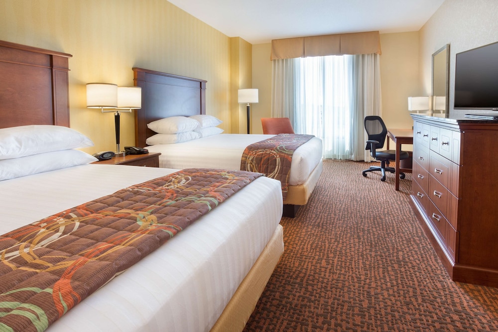 Deluxe Room, 2 Queen Beds, Accessible, Refrigerator & Microwave (Tub, Upper Floor) - Photo 1