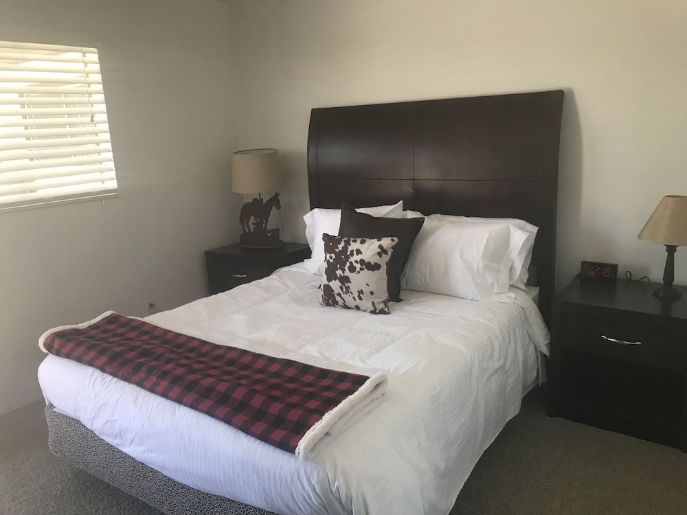 Standard Room, 1 Queen Bed photo 2