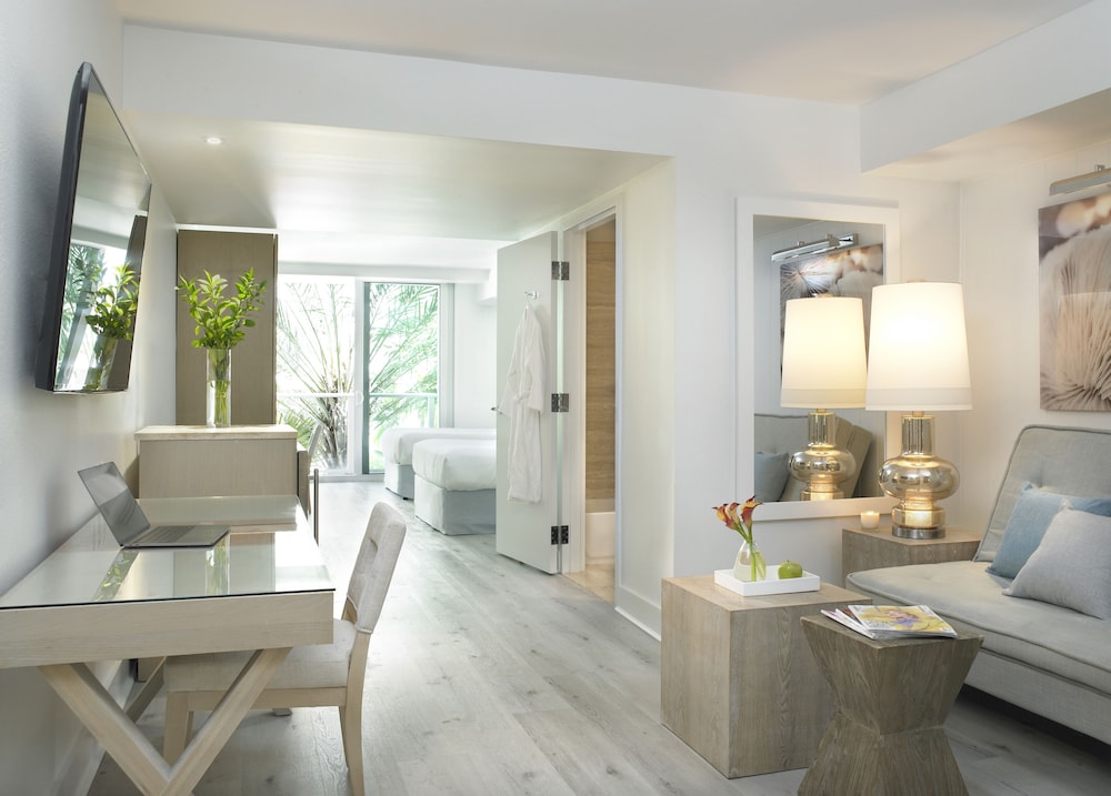 Deluxe Room, 2 Double Beds, City View (Standard Double Suite) photo 3