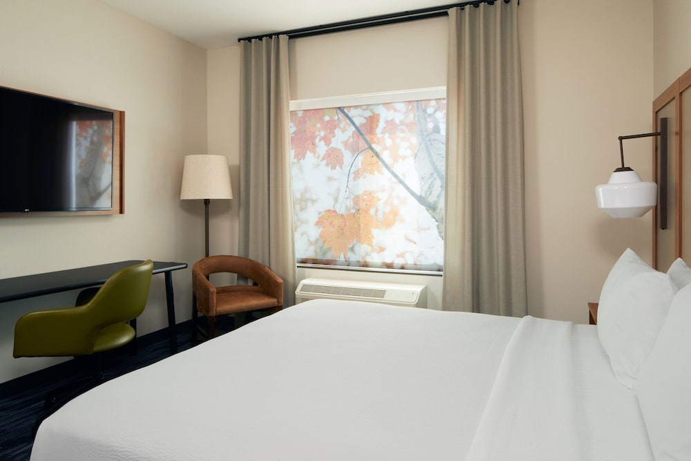 Room, 1 King Bed (Mobility Accessible, Roll-In Shower) - Photo 1