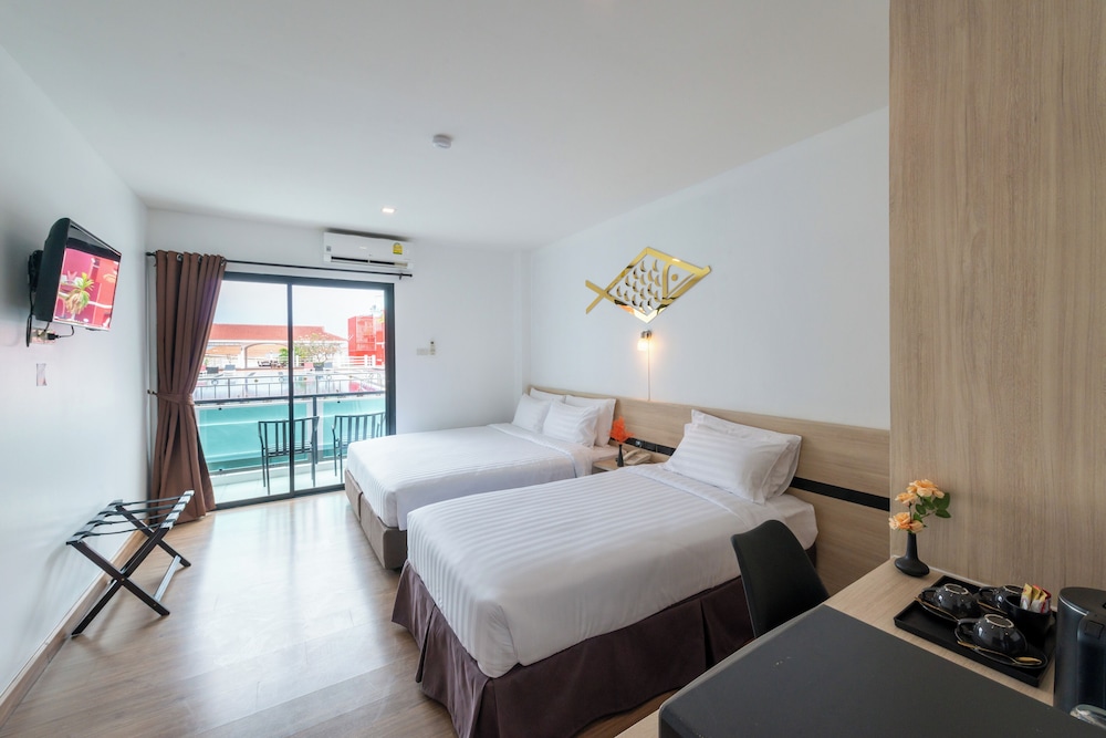 Deluxe Triple Room, Pool View