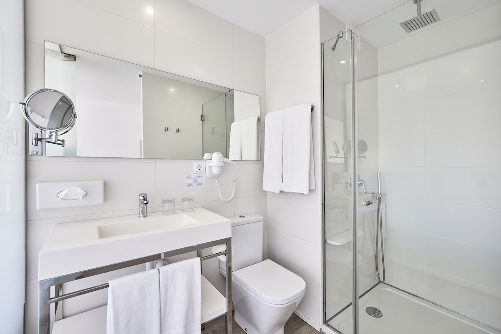 Twin Room, Balcony, Pool View - Photo 4