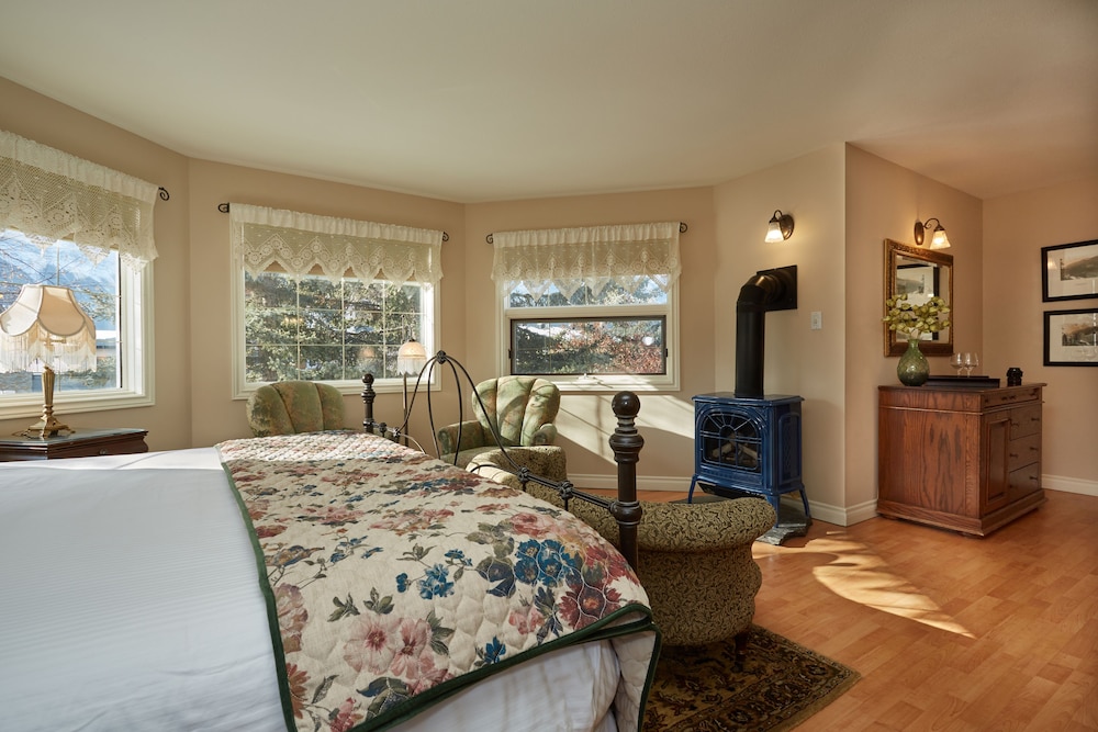 Signature Room, 1 King Bed, Jetted Tub, Mountain View (Three Sisters) photo 2