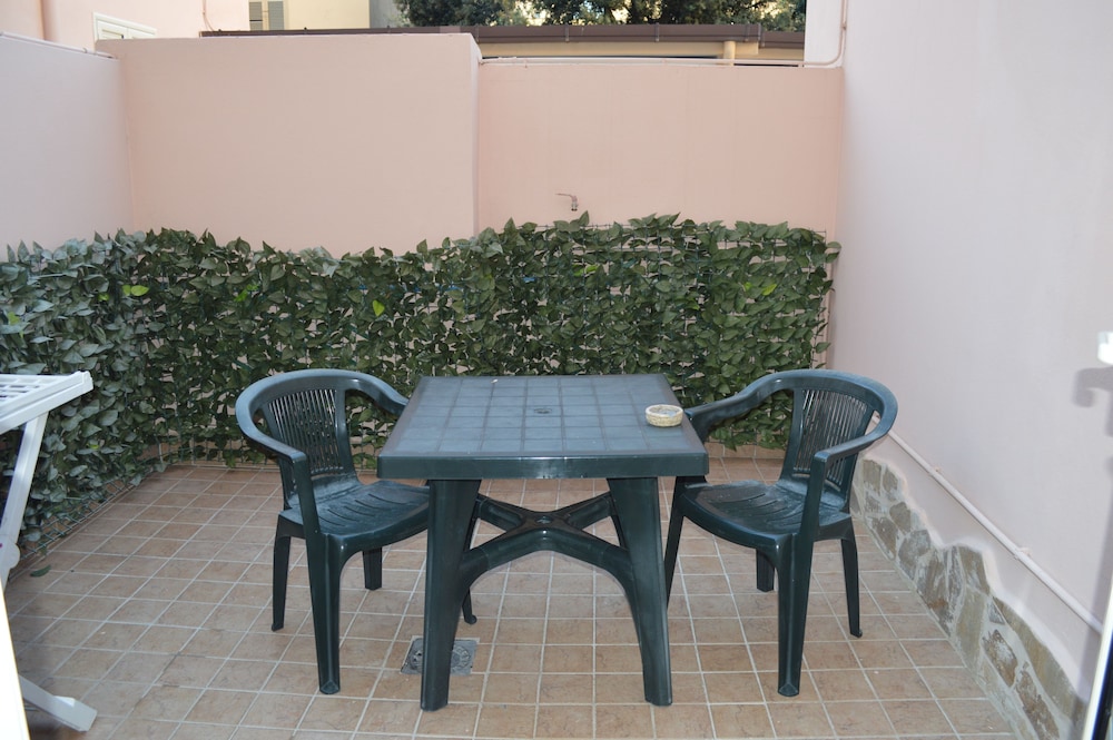 Double or Twin Room, Patio (Fuxia)