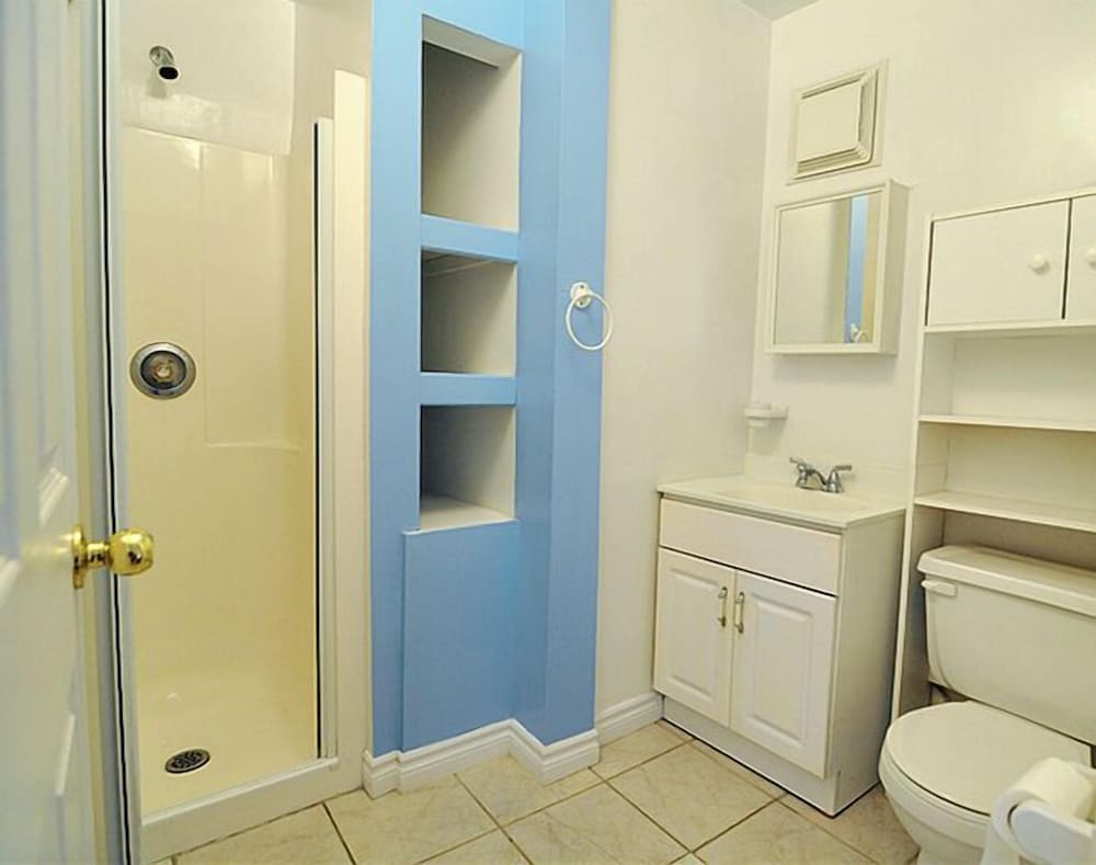 Room, Private Bathroom (1 queen bed and 1 single bed ) photo 3