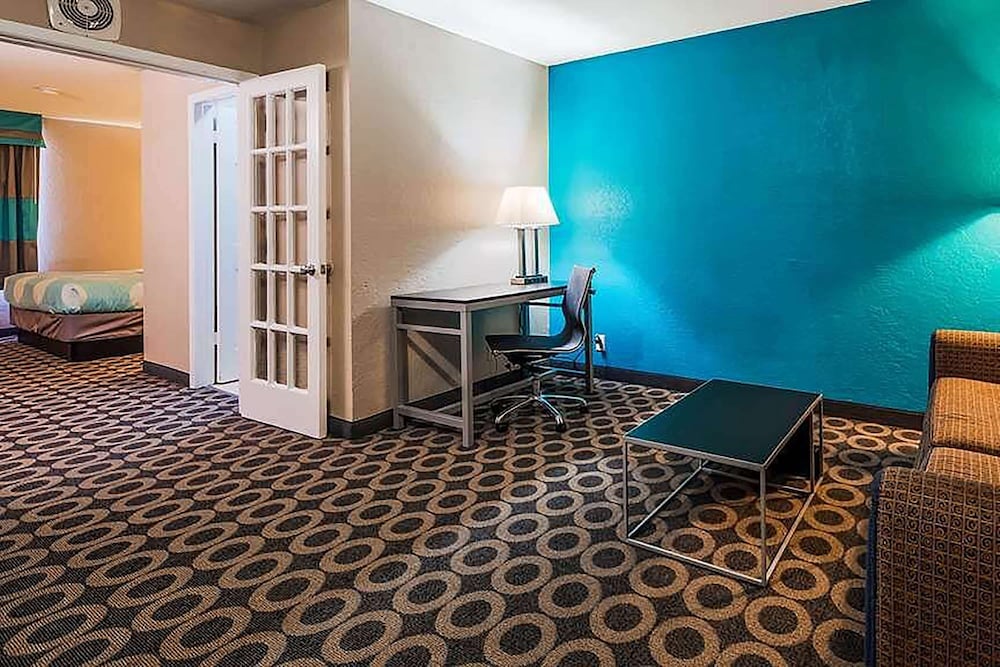 Suite, 1 King Bed, Non Smoking - Photo 4