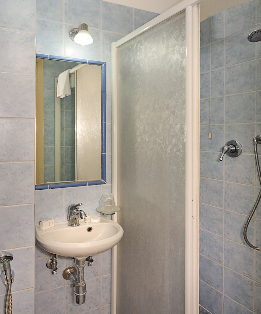 Basic Single Room photo 3