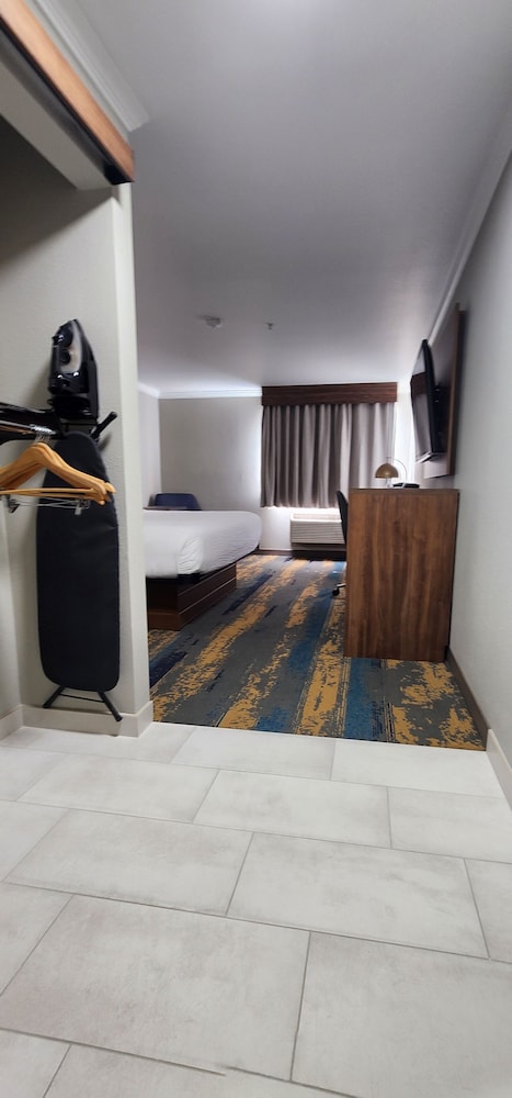 Room, 1 King Bed, Non Smoking - Photo 7