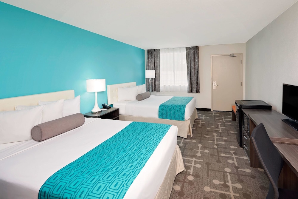 Room, 2 Queen Beds, Non Smoking - Photo 1