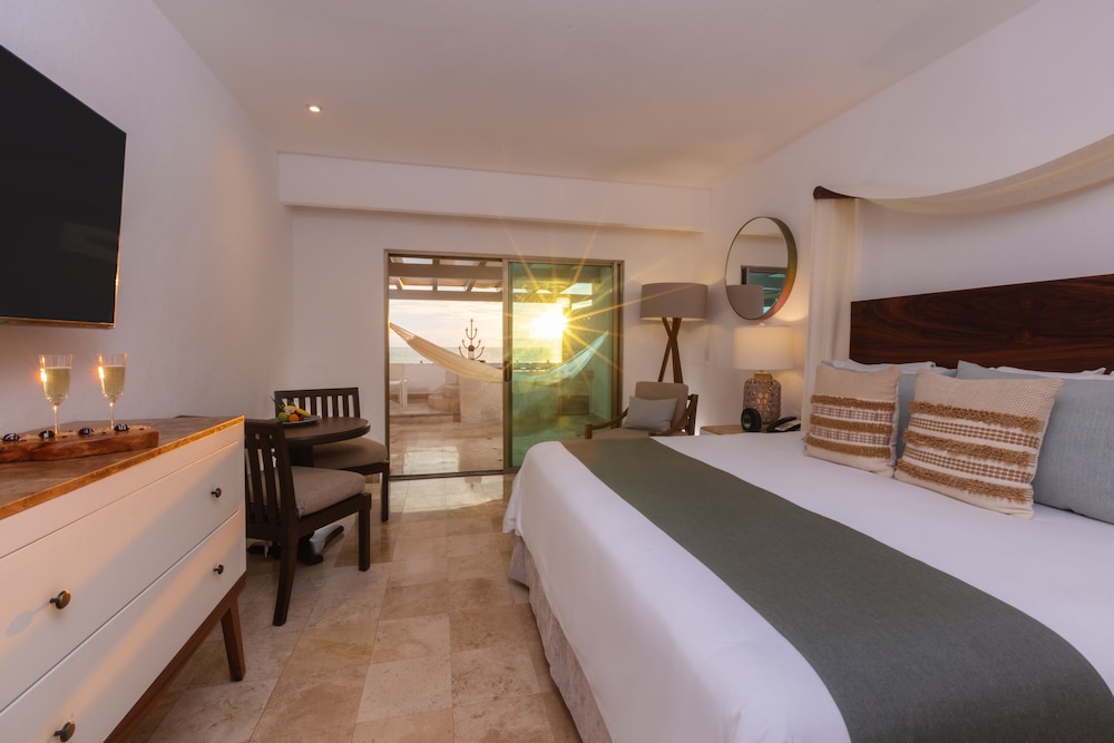 Honeymoon Oceanfront Suite With Jacuzzi