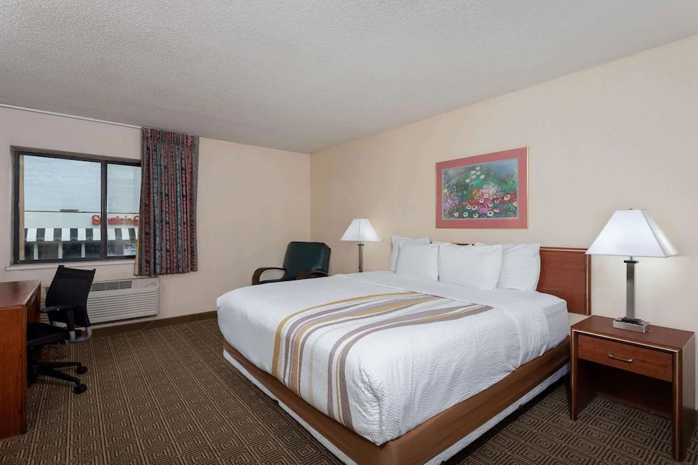 Standard Room, 1 Queen Bed, Non Smoking - Photo 1