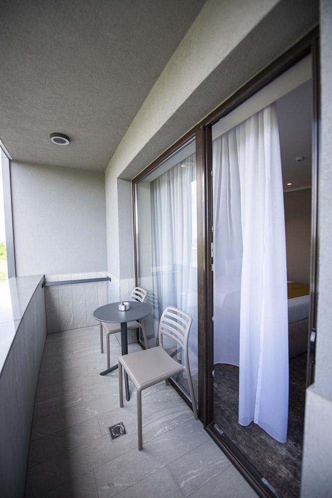 Standard Double Room, 1 King Bed, Non Smoking, Balcony photo 3