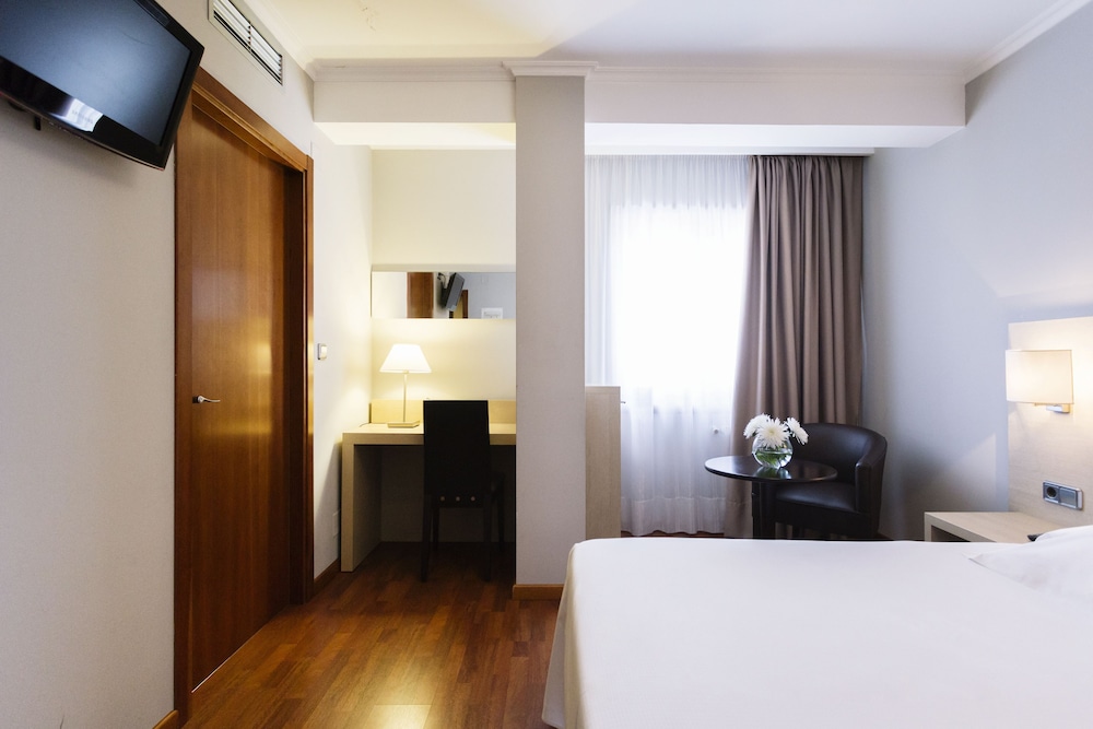 Economy Double Room Single Use - Photo 3