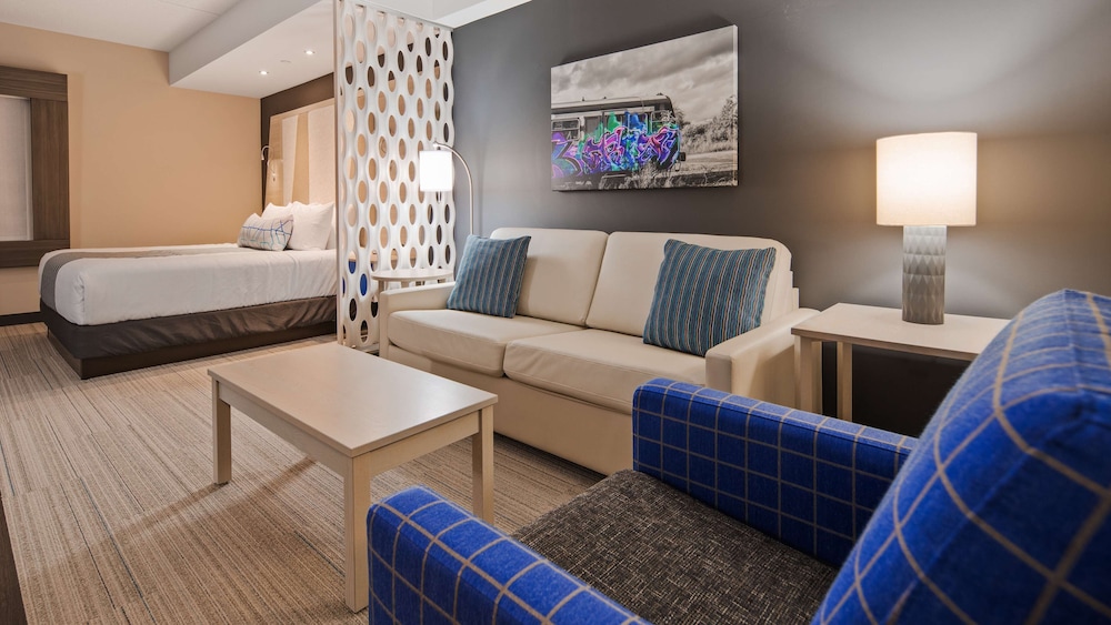 Suite, 1 King Bed, Non Smoking, Refrigerator & Microwave (Larger Room;with Sofabed) - Photo 2