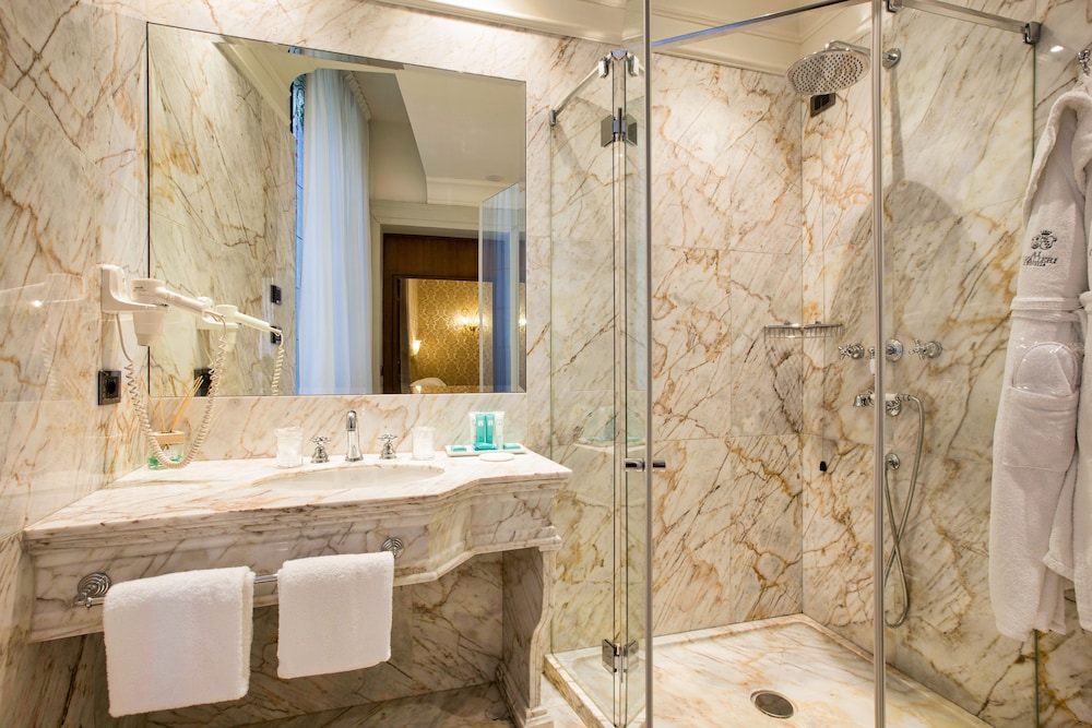 Classic Double or Twin Room - Photo 8